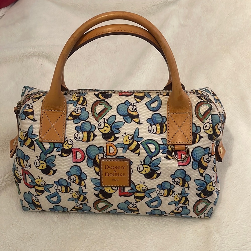 Dooney & Bourke bumble bee handbag in great condition. Dimensions are 12’x9’x8’.